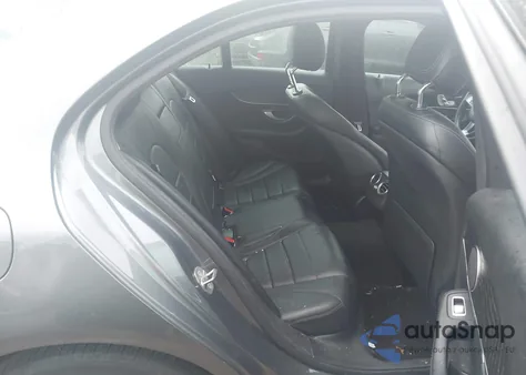 2017 Mercedes-Benz C 300 4Matic z USA, uszkodzony, nr VIN 55SWF4KB6HU191966